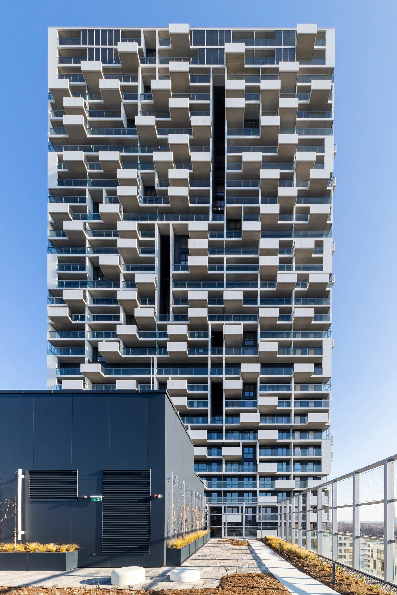 Marina Tower Fassade mit den charakteristischen Balkonen