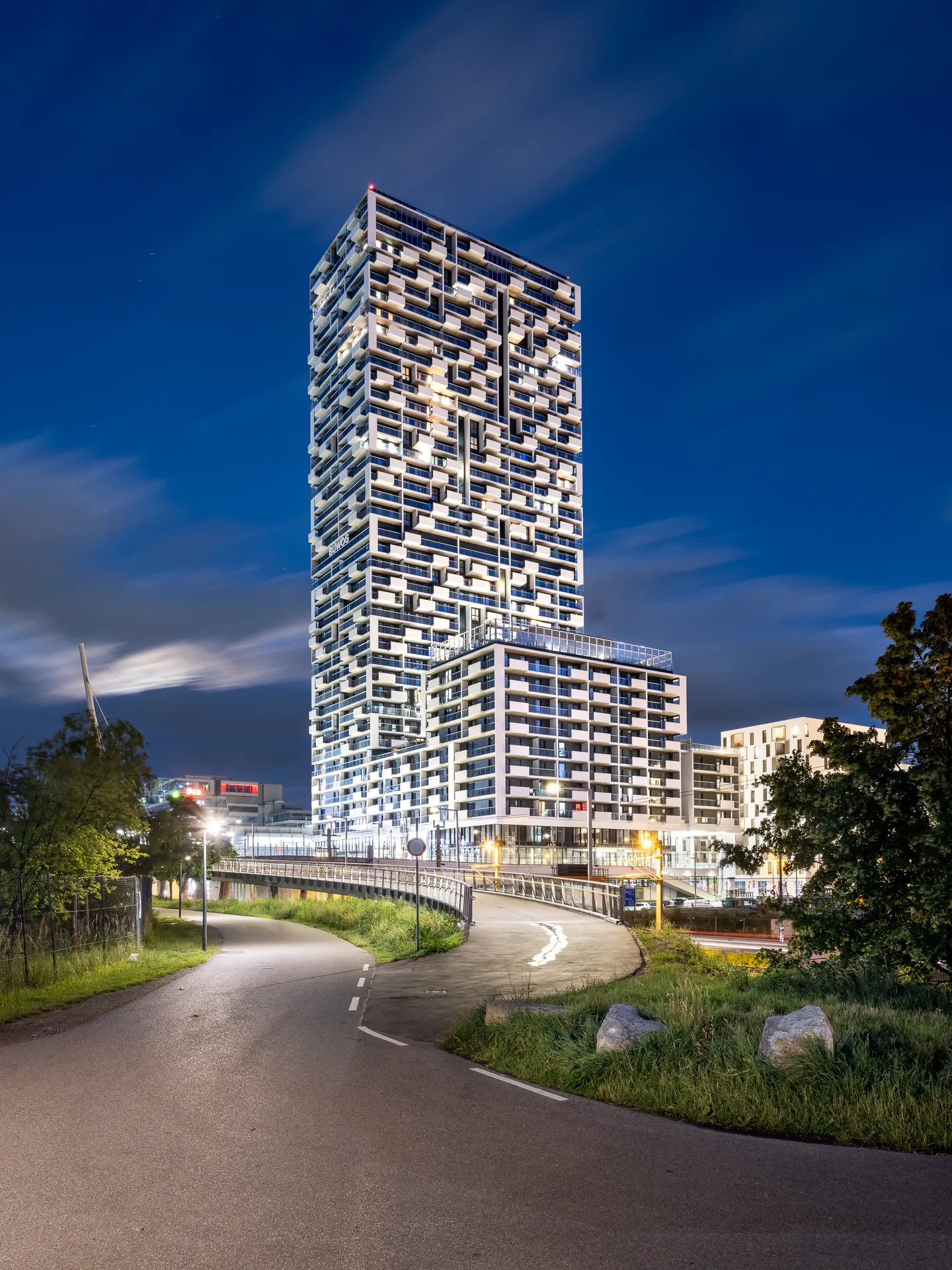 Marina Tower in der Abenddämmerung