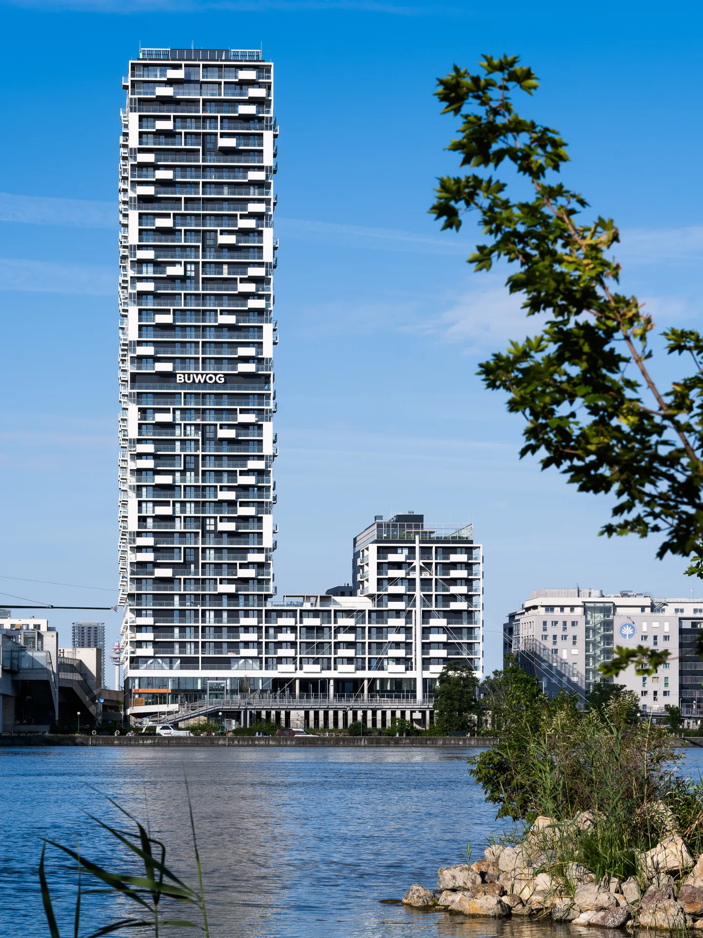 Marina Tower vom gegenüberliegenden Donauufer