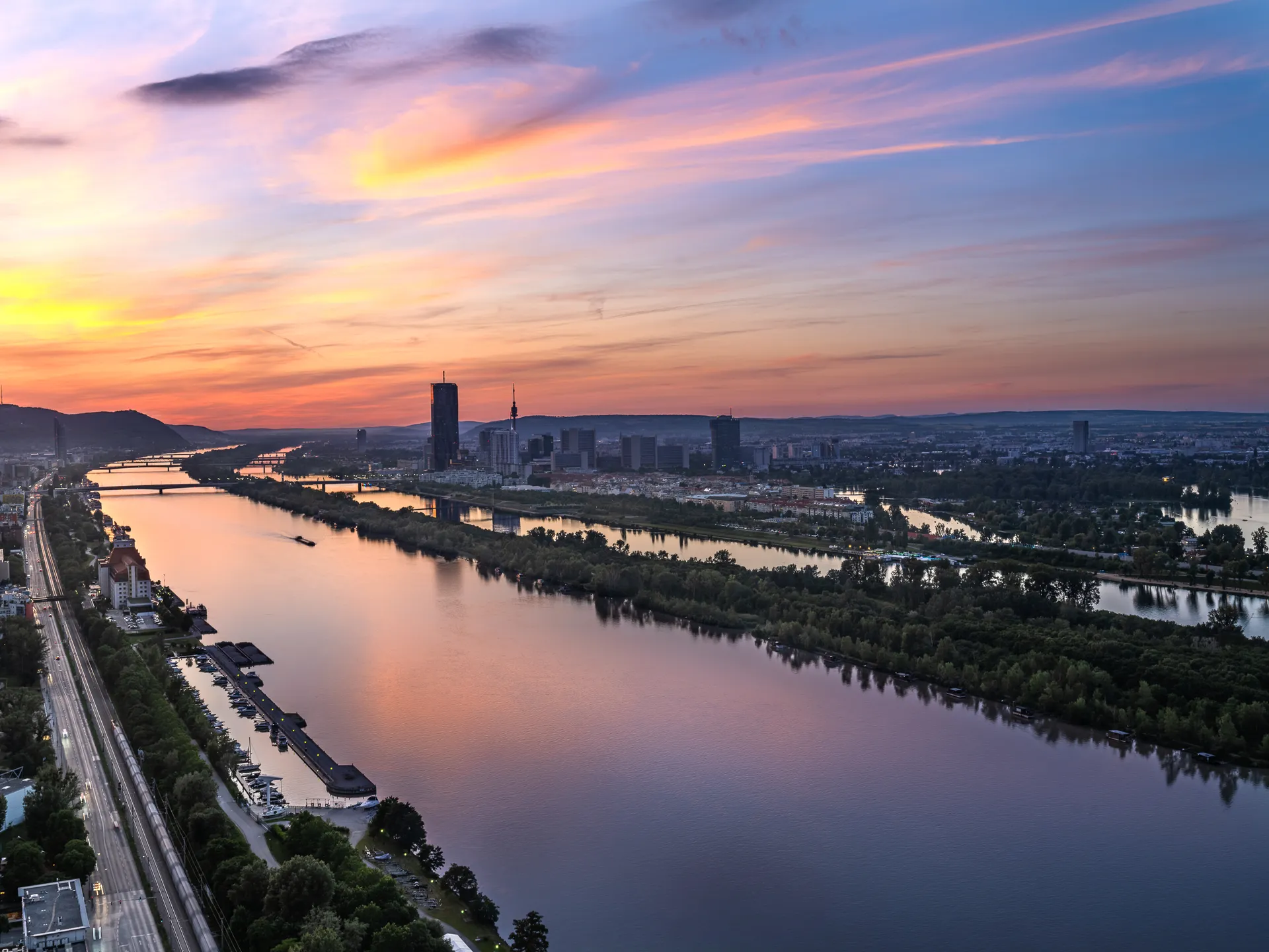 Donaupanorama mit Wiener Skyline bei Sonnenuntergang