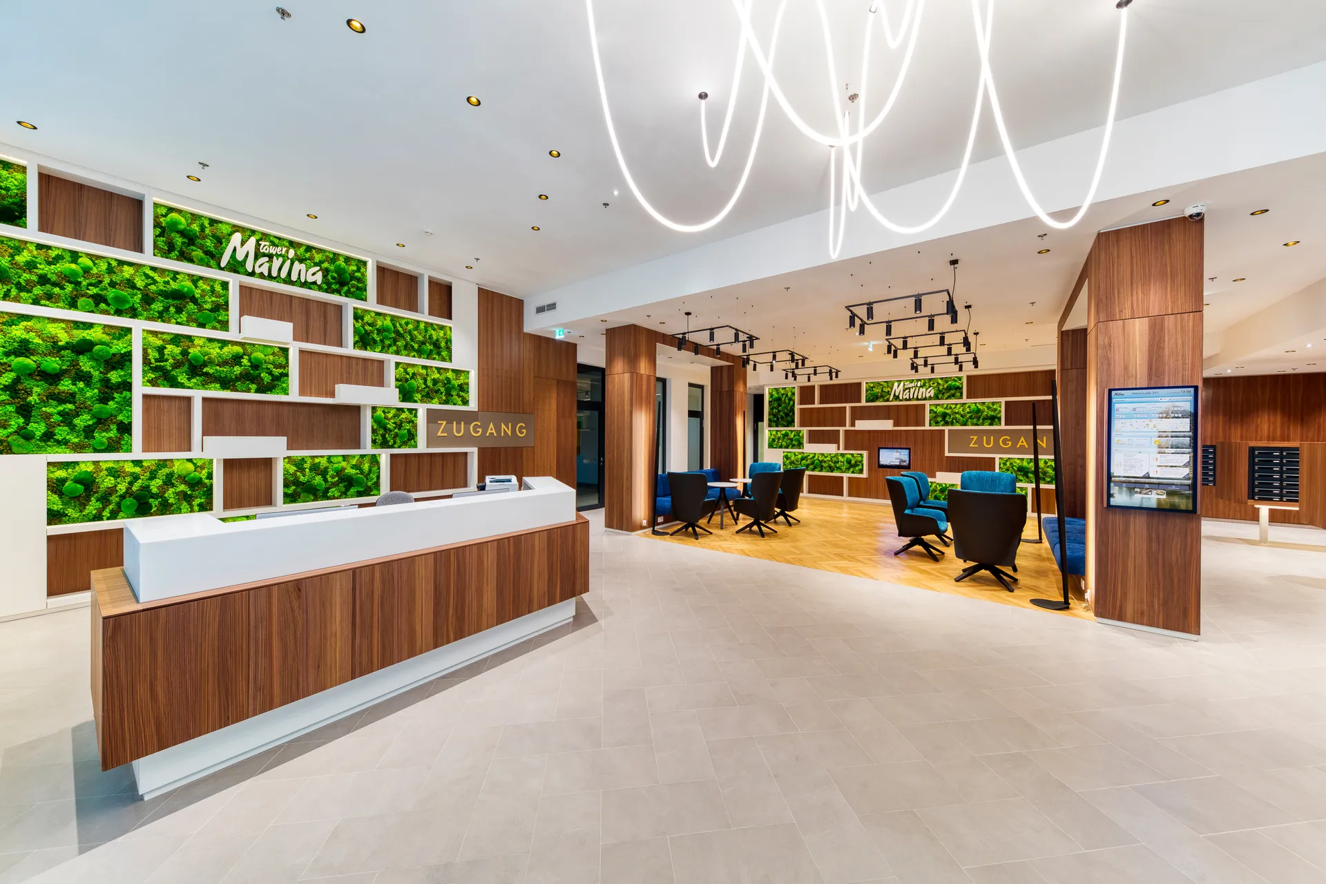 Marina Tower Lobby mit Moswand und Rezeption