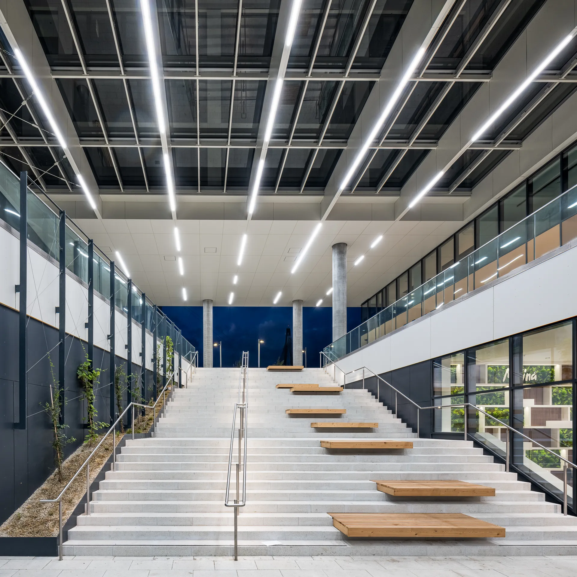 Marina Tower Atrium mit Sitztreppe